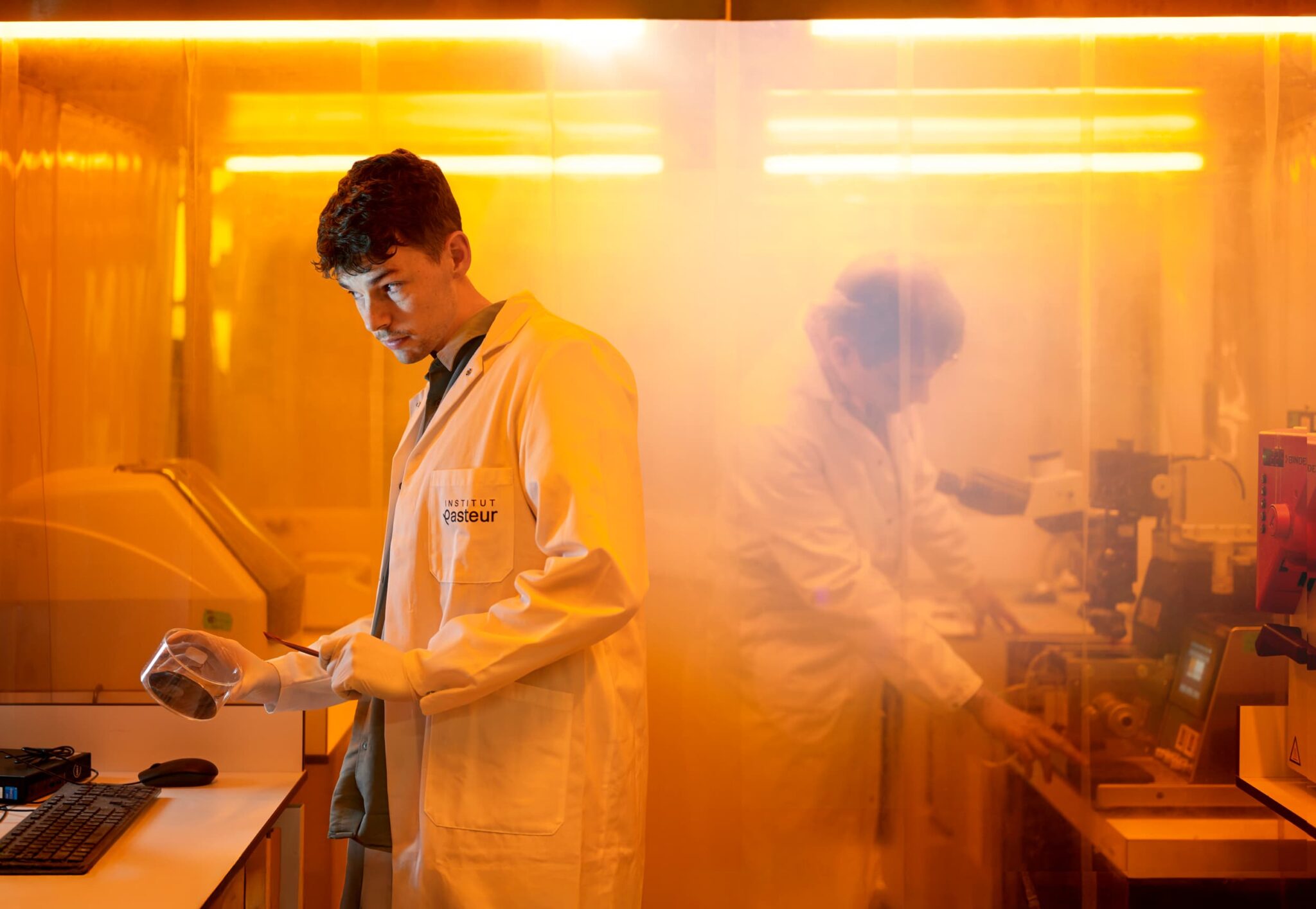 Institut pasteur; chercheur dans un laboratoire; recherche scientifique; recherche médicale